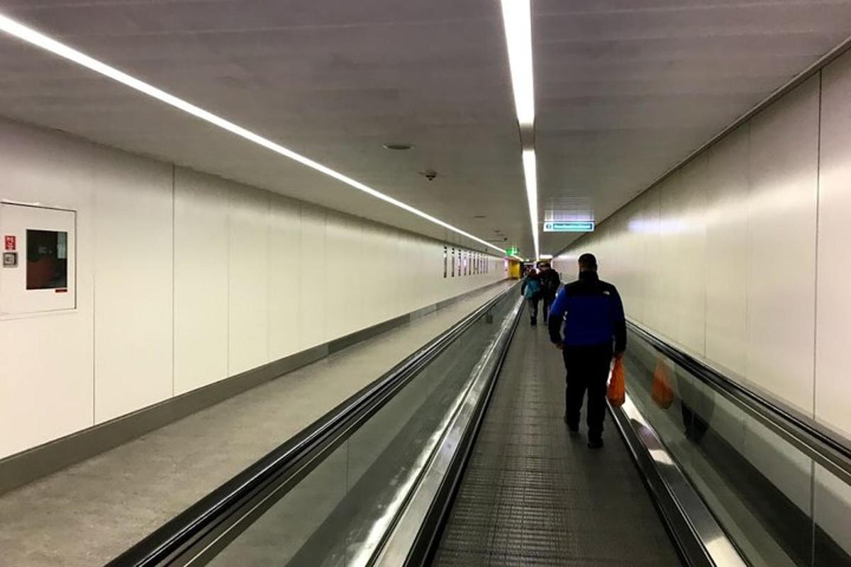 inimesed, kes kõnnivad metroos eskalaatoril