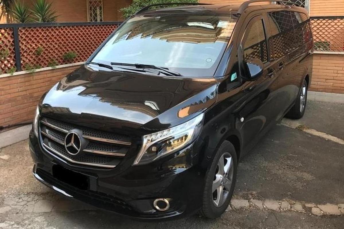 черен SUV, паркиран на паркинг
