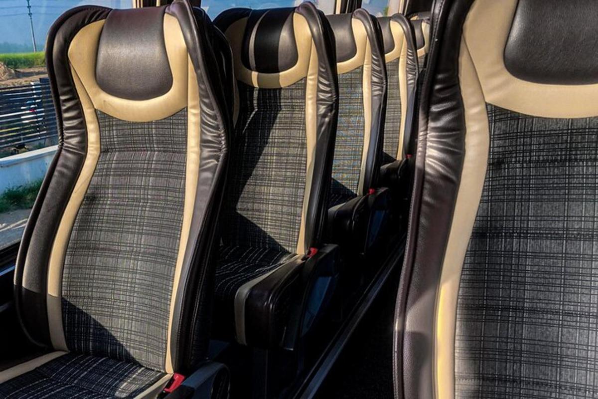 tuščių sėdynių eilė autobuse