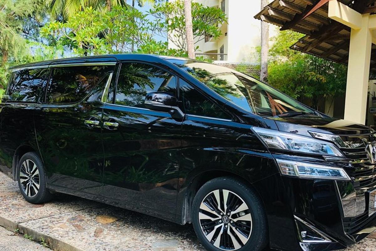 černé auto zaparkované vedle budovy