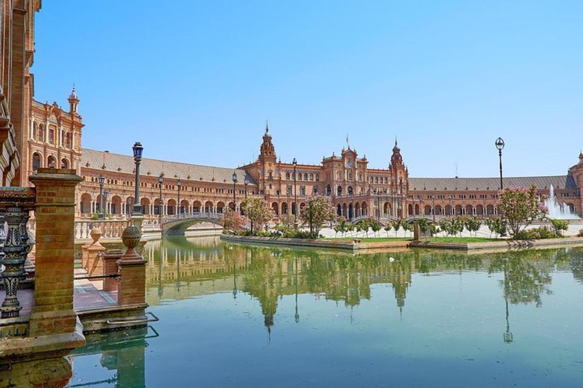 un grande edificio con un fiume di fronte