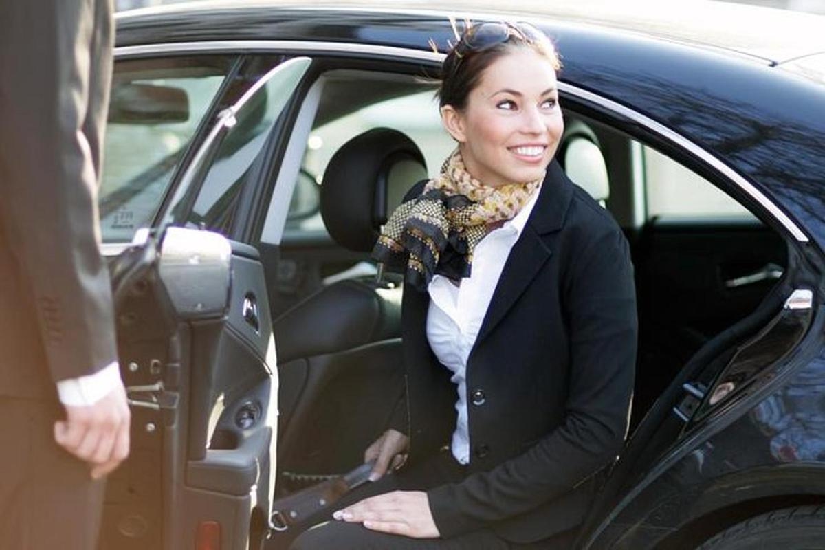 una donna seduta al posto di guida di un'auto