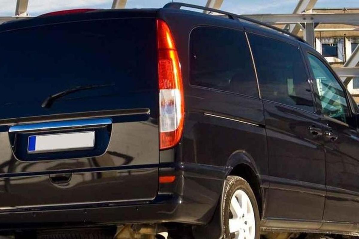 un furgone nero è parcheggiato in un parcheggio