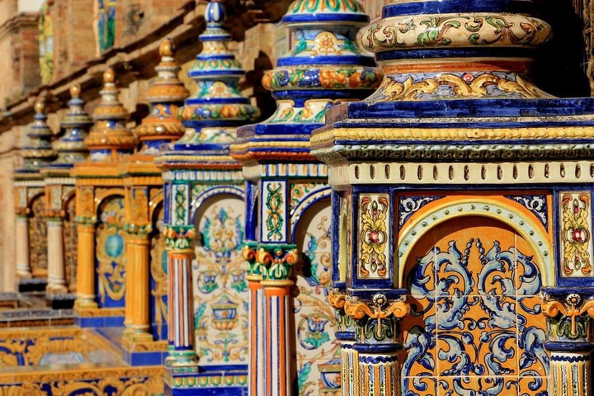 sekelompok vas biru dan emas di dinding