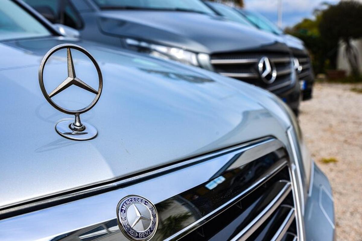mobil Mercedes Benz dengan logo di kap mesin