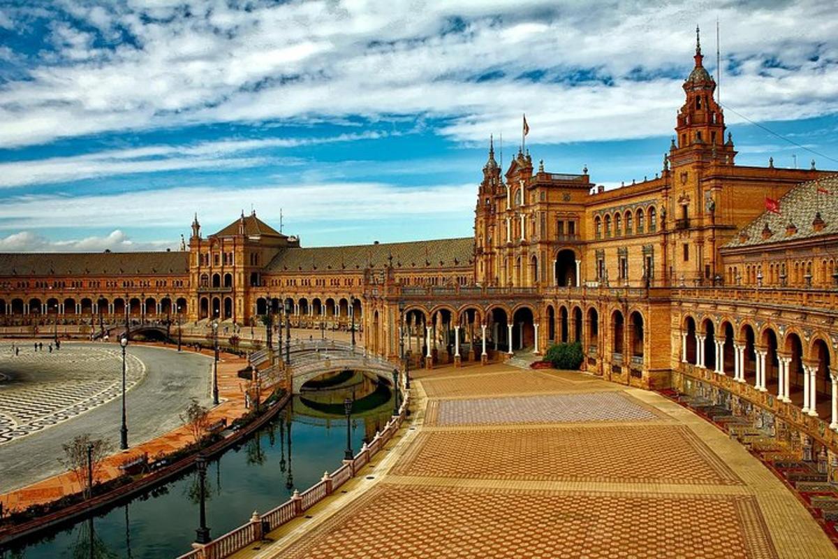 un grande edificio con un canale di fronte