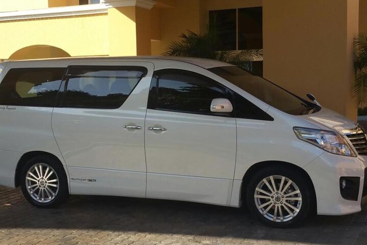 egy fehér furgon parkolt egy épület előtt