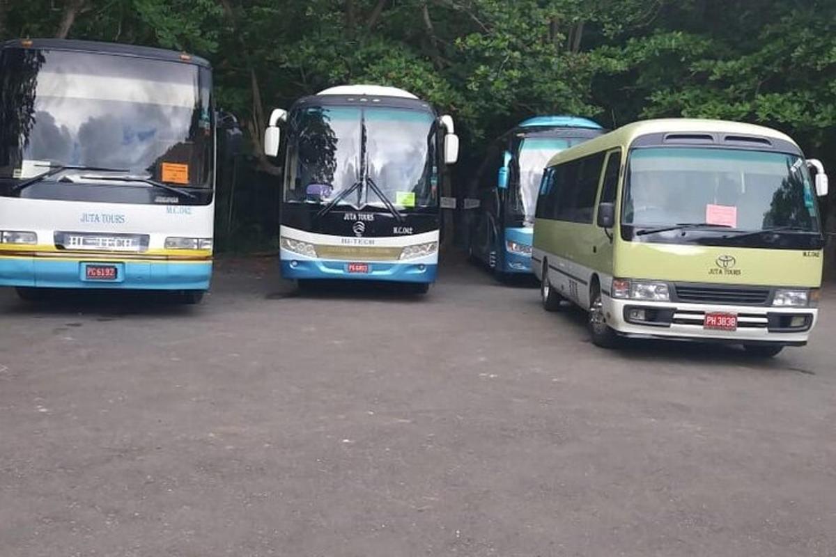 skupina autobusov zaparkovaných na parkovisku