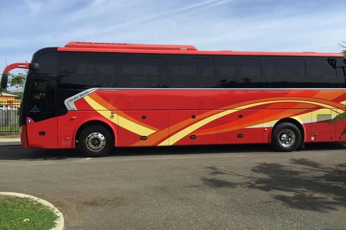egy piros busz parkolt az utca szélén