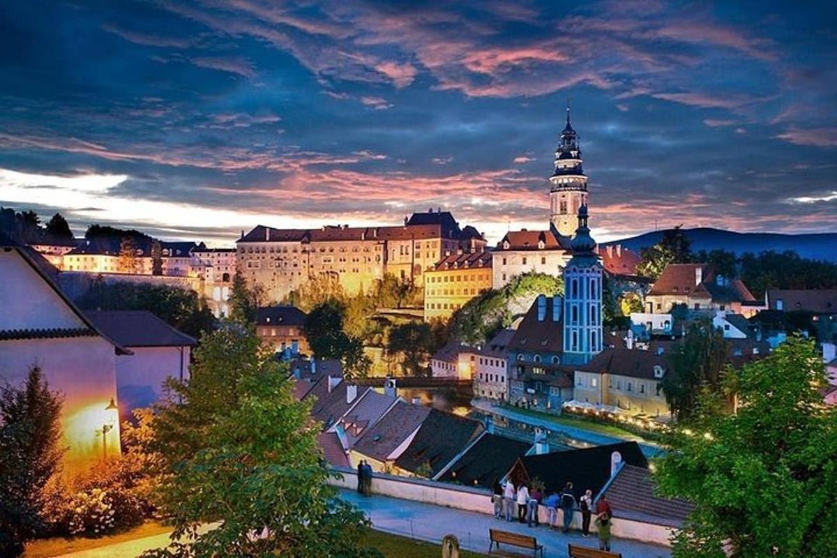 una vista di una città con una torre dell'orologio di notte