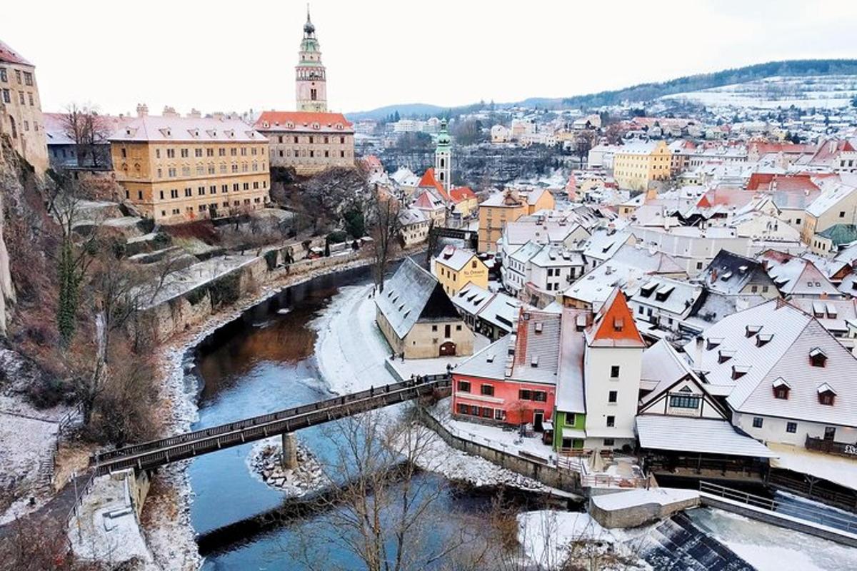 una città con un ponte e i tetti coperti di neve