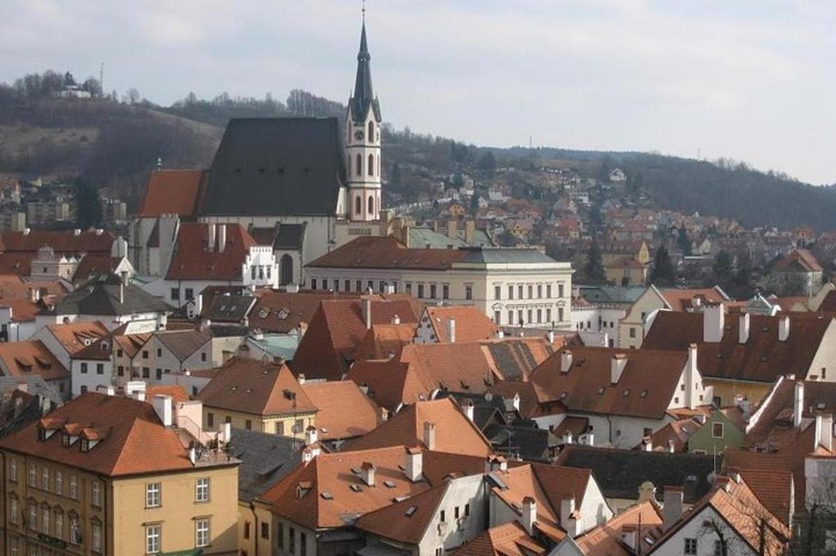 una vista di una città con edifici e una chiesa