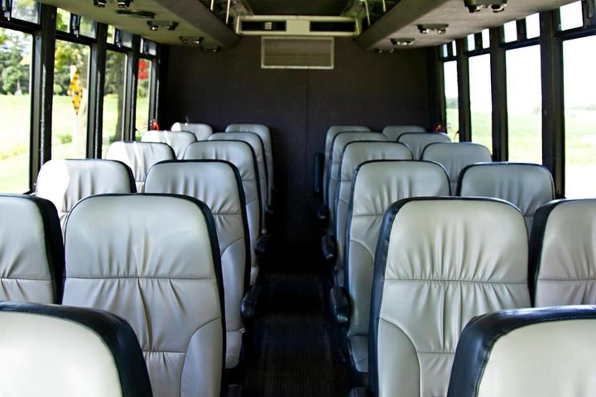 un bus vide avec des sièges blancs dans un bus