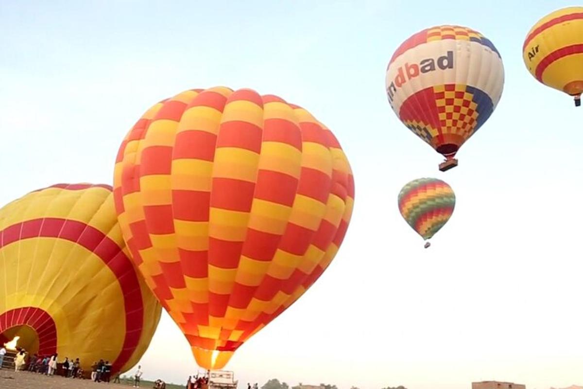un grupo de globos aerostáticos volando en el cielo