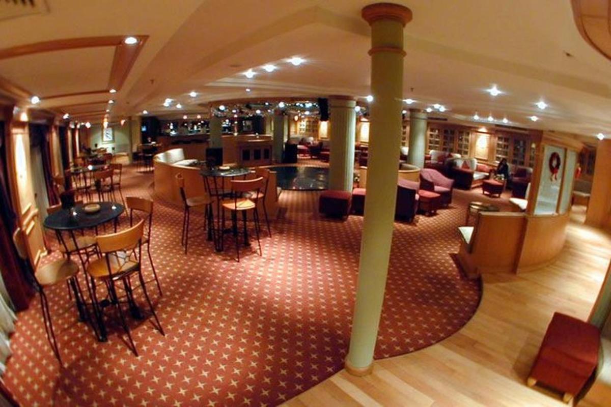 restaurace s barem, stoly a židlemi