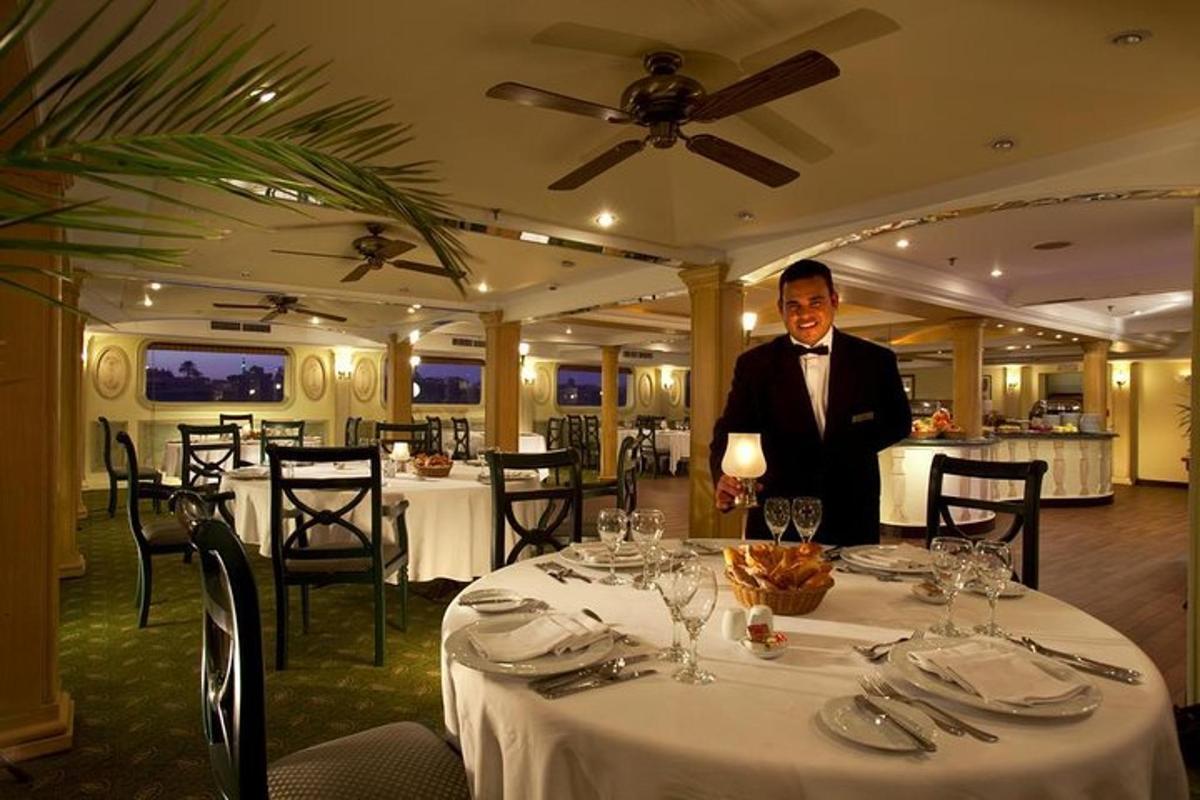muž stojí u stolu v restauraci