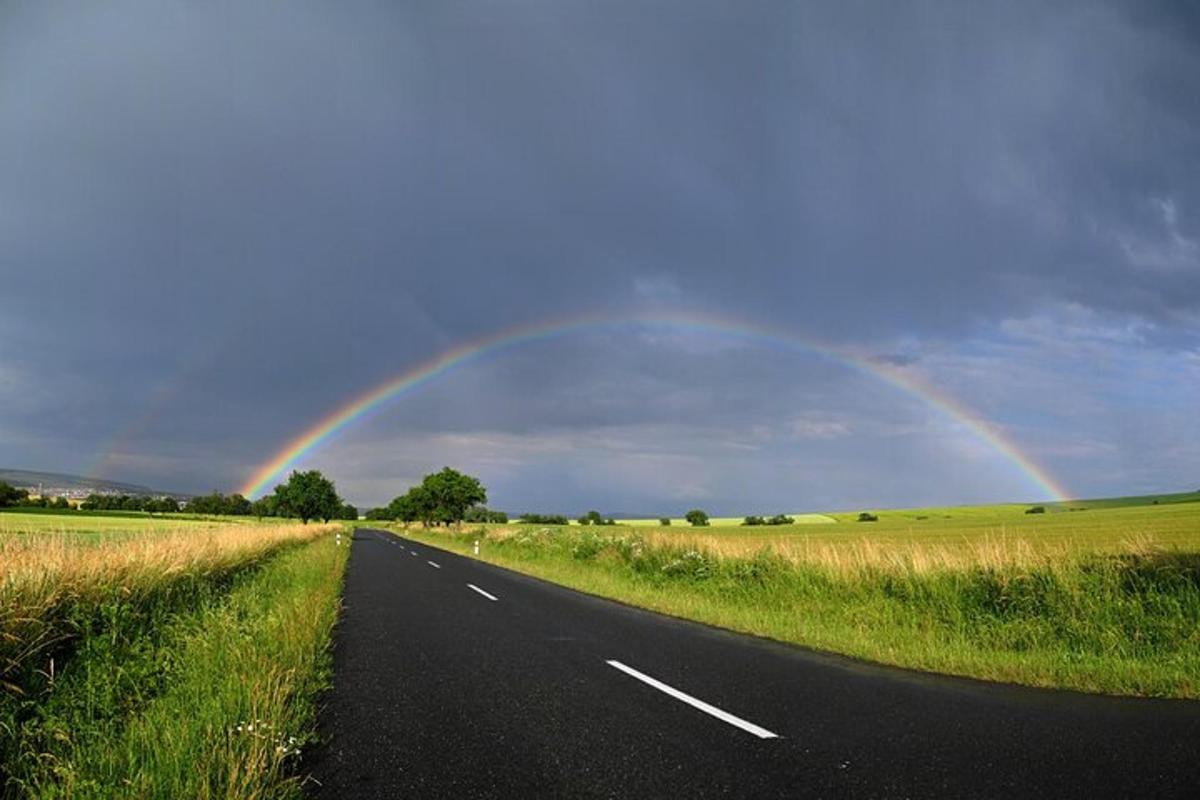 dúha na oblohe nad cestou