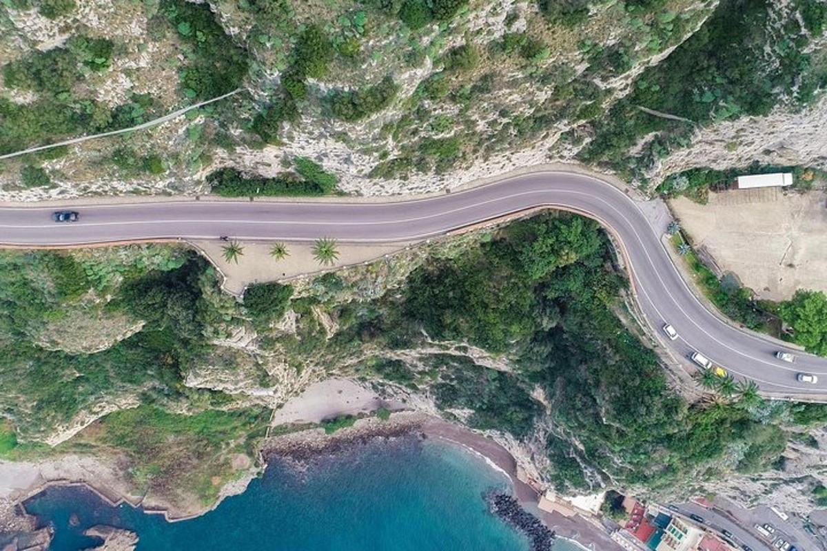 Una vista aérea de una carretera con playa y agua.