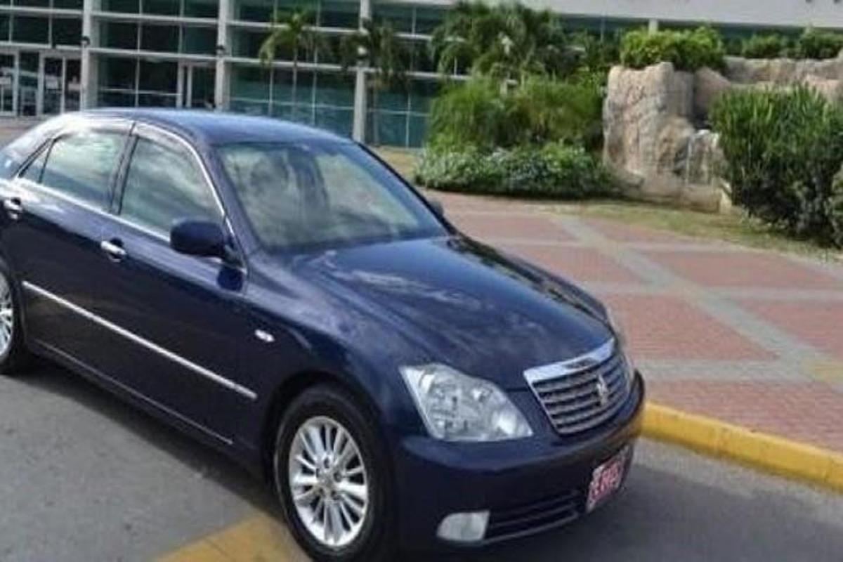 modré auto zaparkované na parkovišti