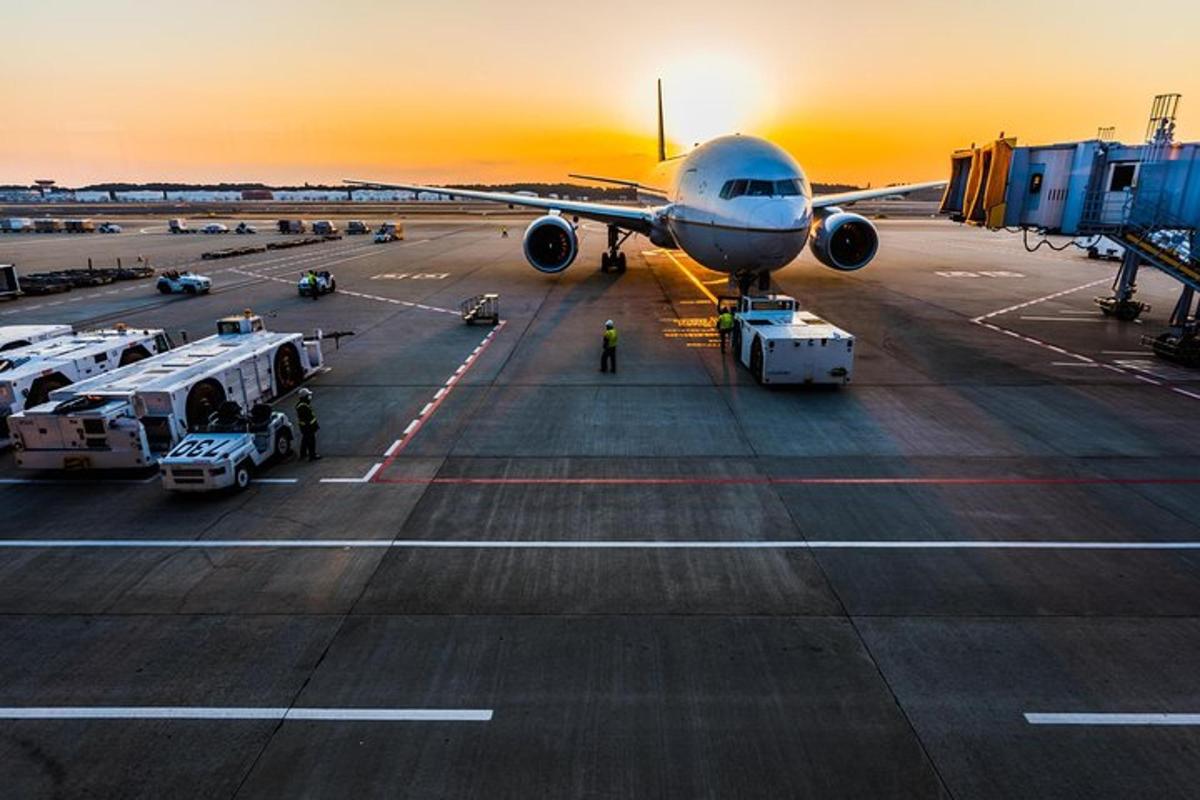 飛行機が空港の滑走路に駐機している
