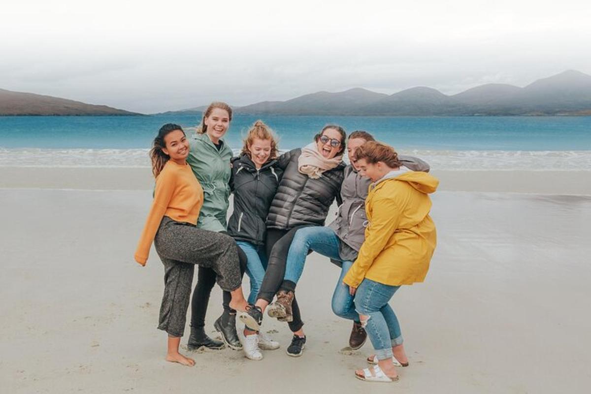 un gruppo di donne in posa per una foto sulla spiaggia