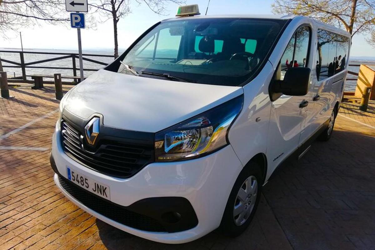 un furgone bianco parcheggiato su un molo vicino all'acqua