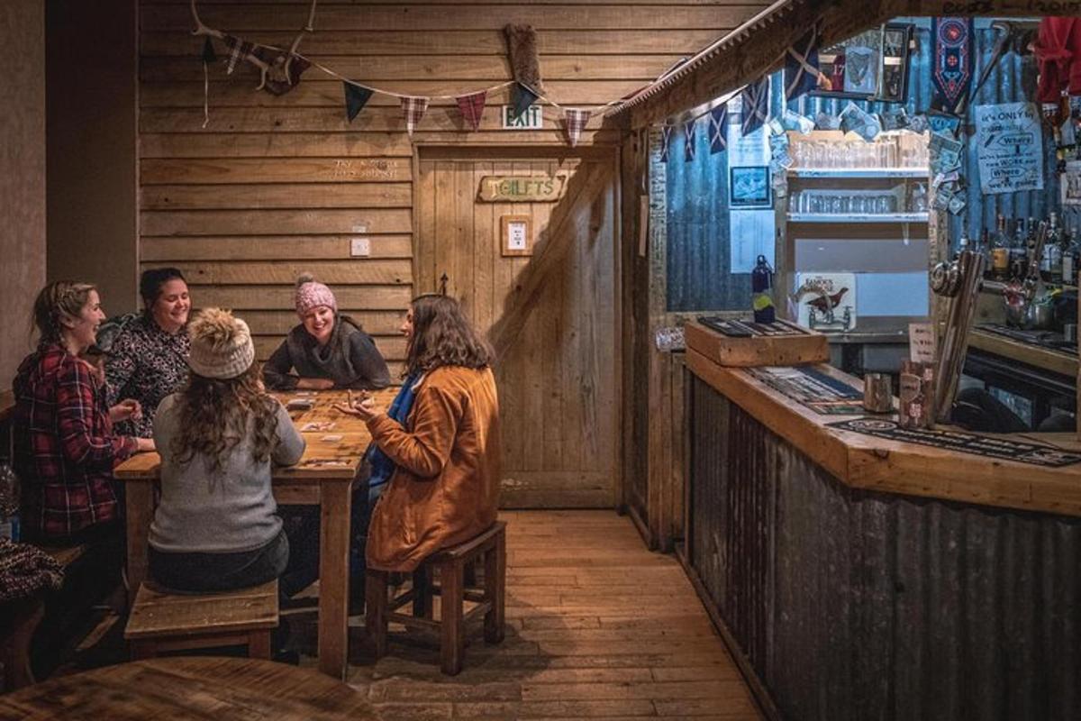 un grup de oameni așezați la o masă într-un bar
