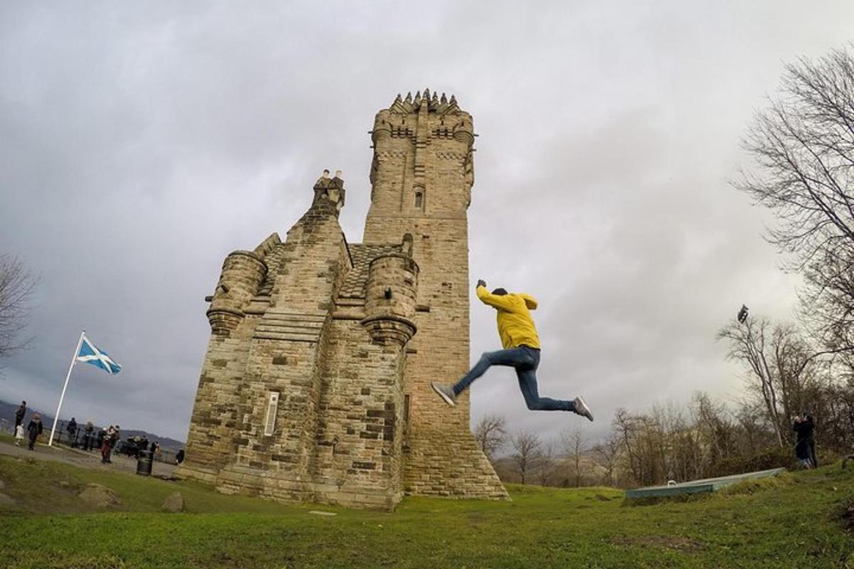 un uomo che salta in aria davanti a un castello