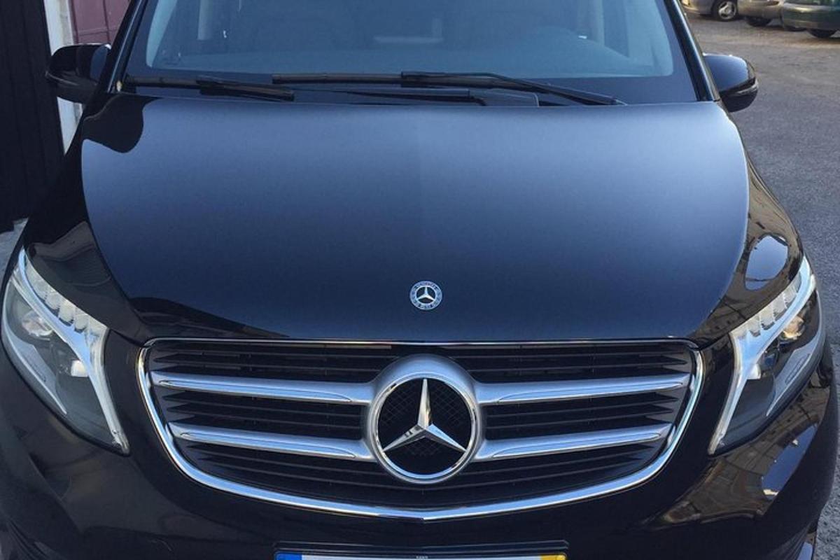 avtomobil mercedes benz parkiran na parkirišču