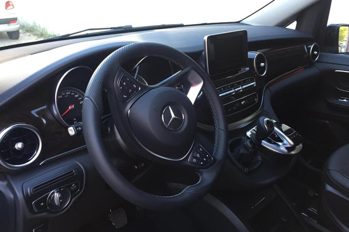 pohled na volant vozu Acedes Benz