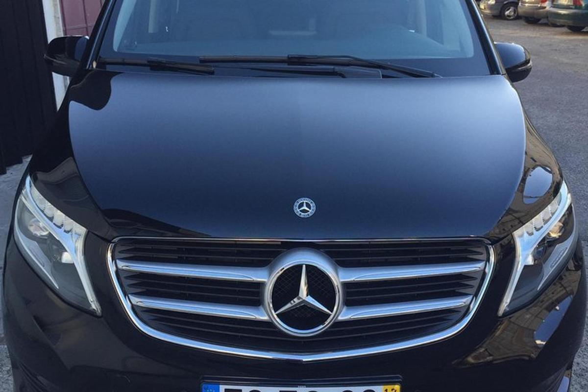 sebuah kereta mercedes benz diletakkan di tempat letak kereta