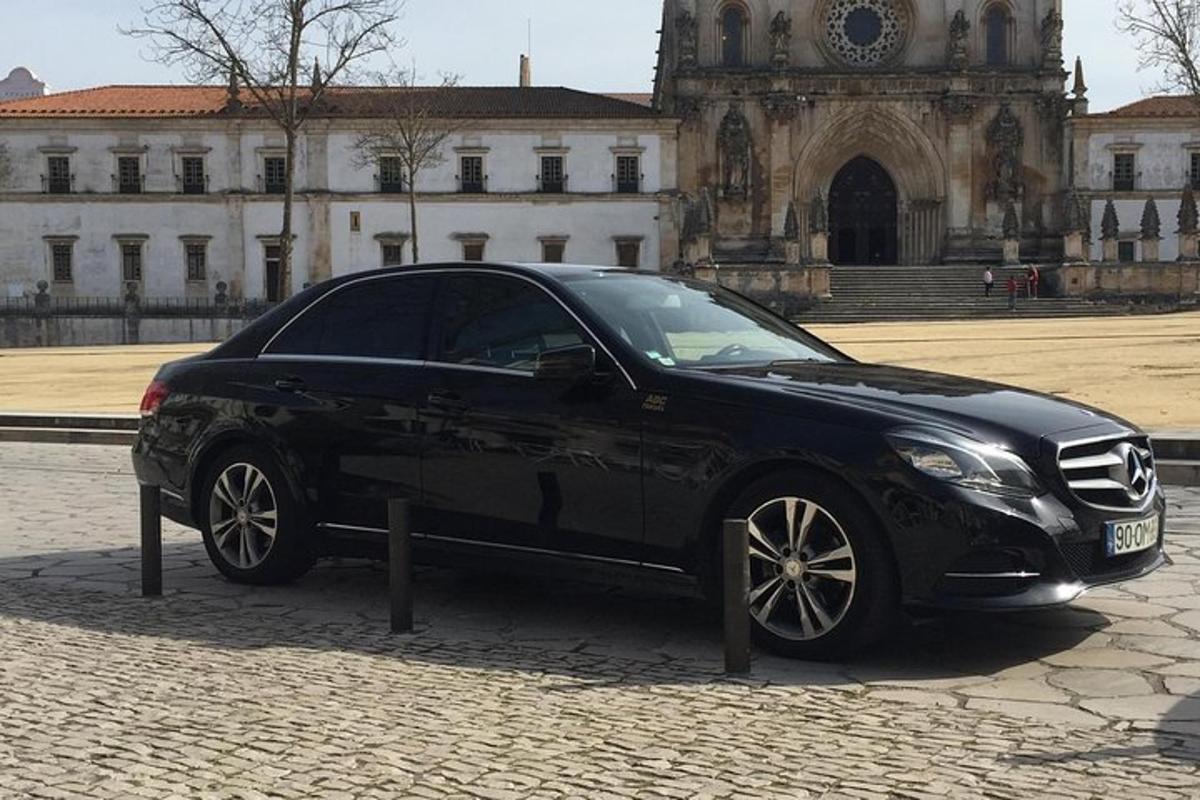 sebuah kereta hitam berhenti di hadapan sebuah bangunan