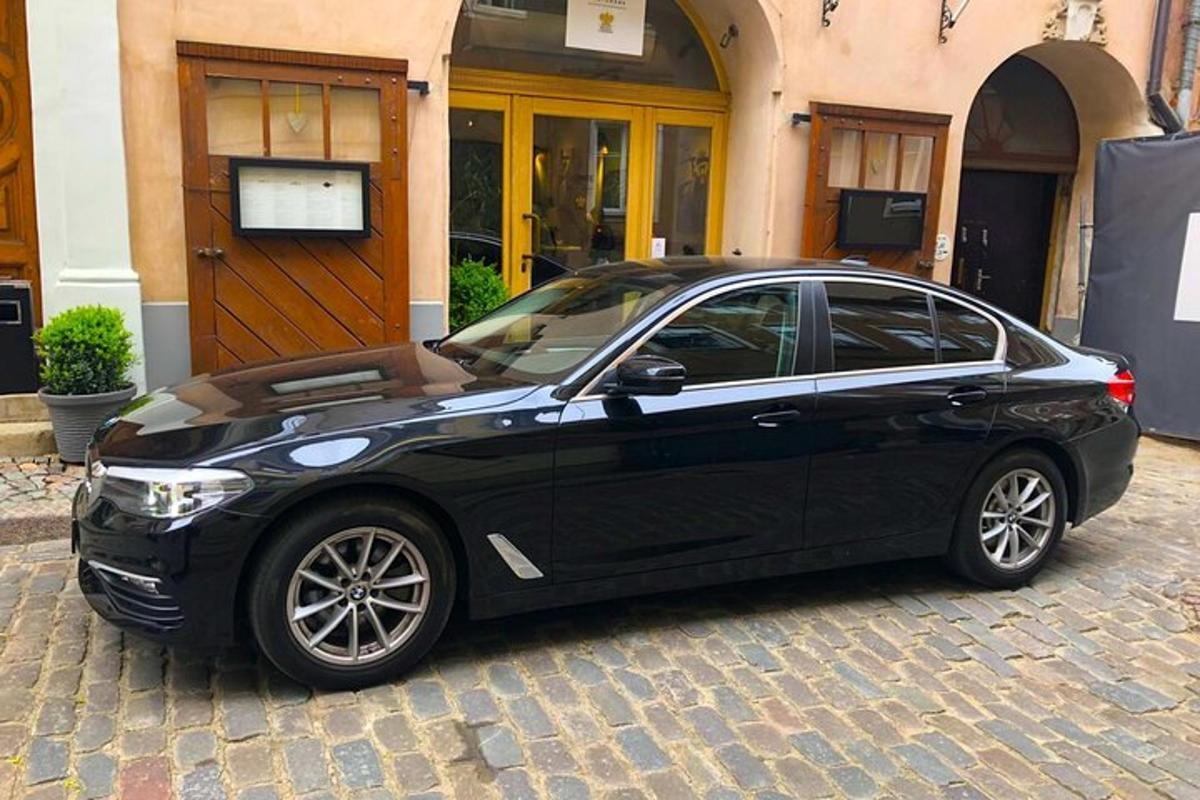 musta auto pysäköitynä rakennuksen eteen