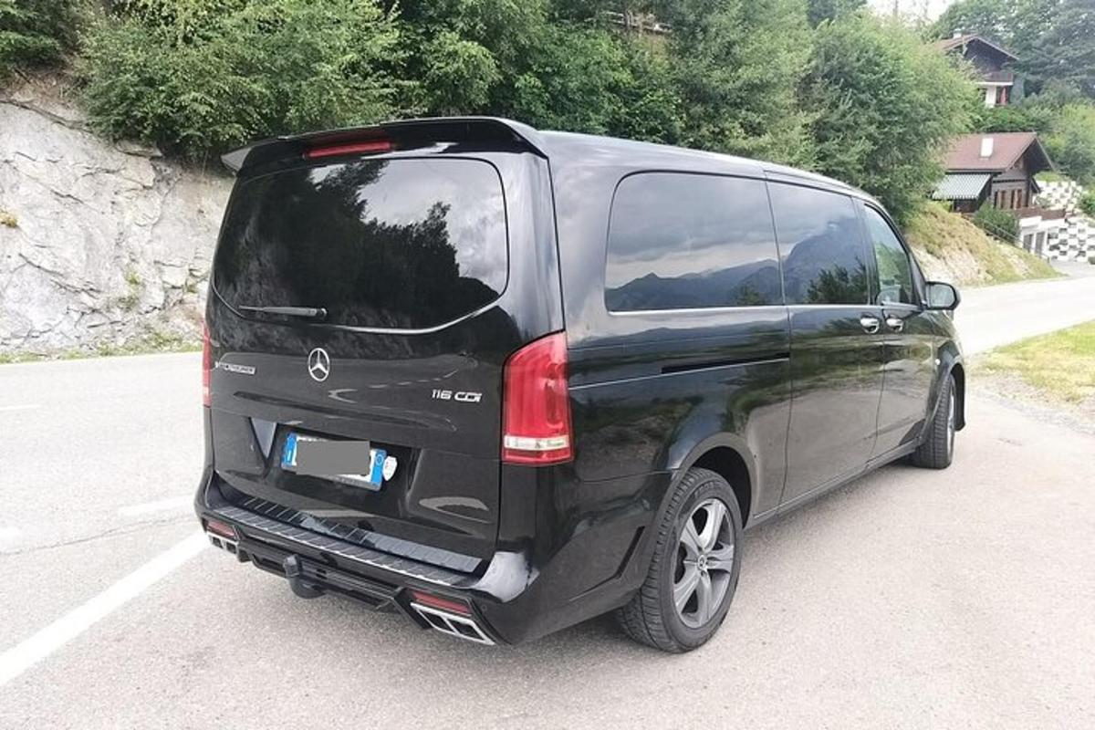 melns furgons ir novietots uz ceļa
