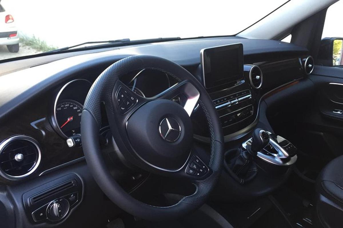 pogled na pilotsko kabino avtomobila Acedes Benz