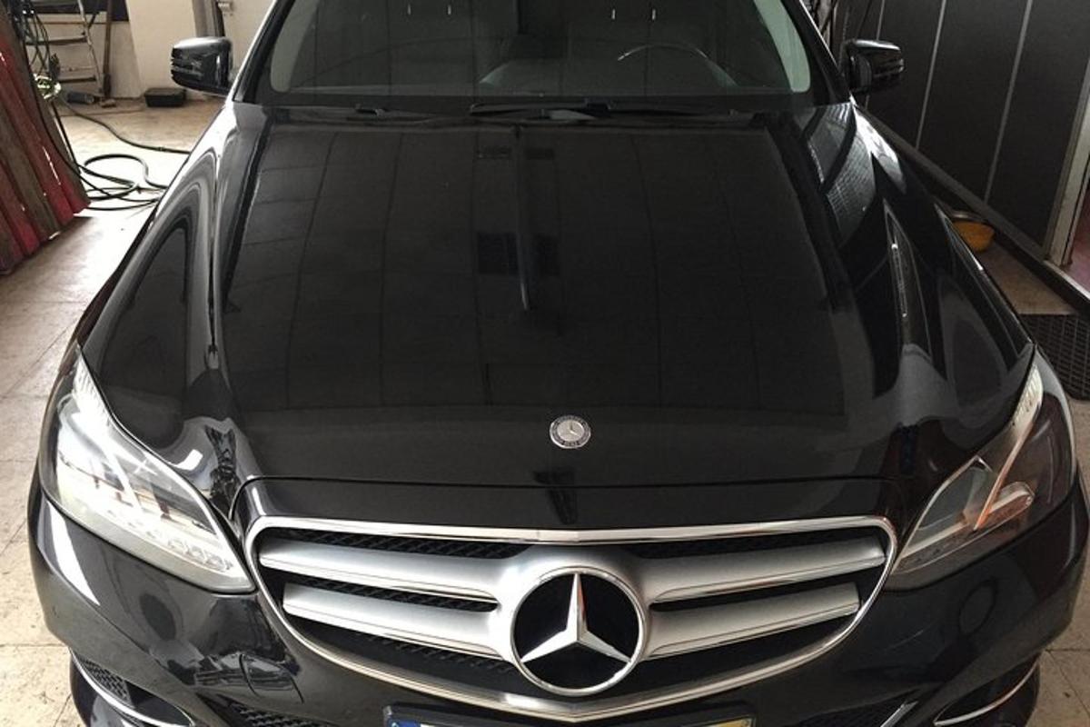 Černé auto Mercedes Benz zaparkované v garáži