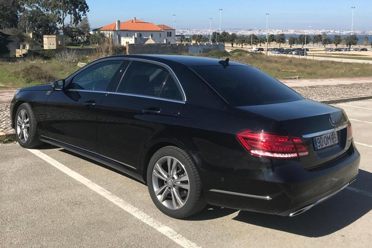 чорний автомобіль, припаркований на парковці