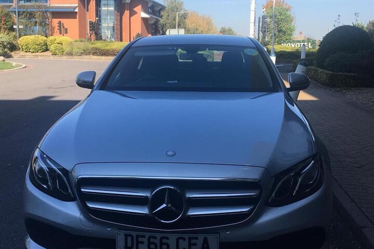 Ένα αυτοκίνητο Mercedes Benz παρκαρισμένο σε ένα πάρκινγκ