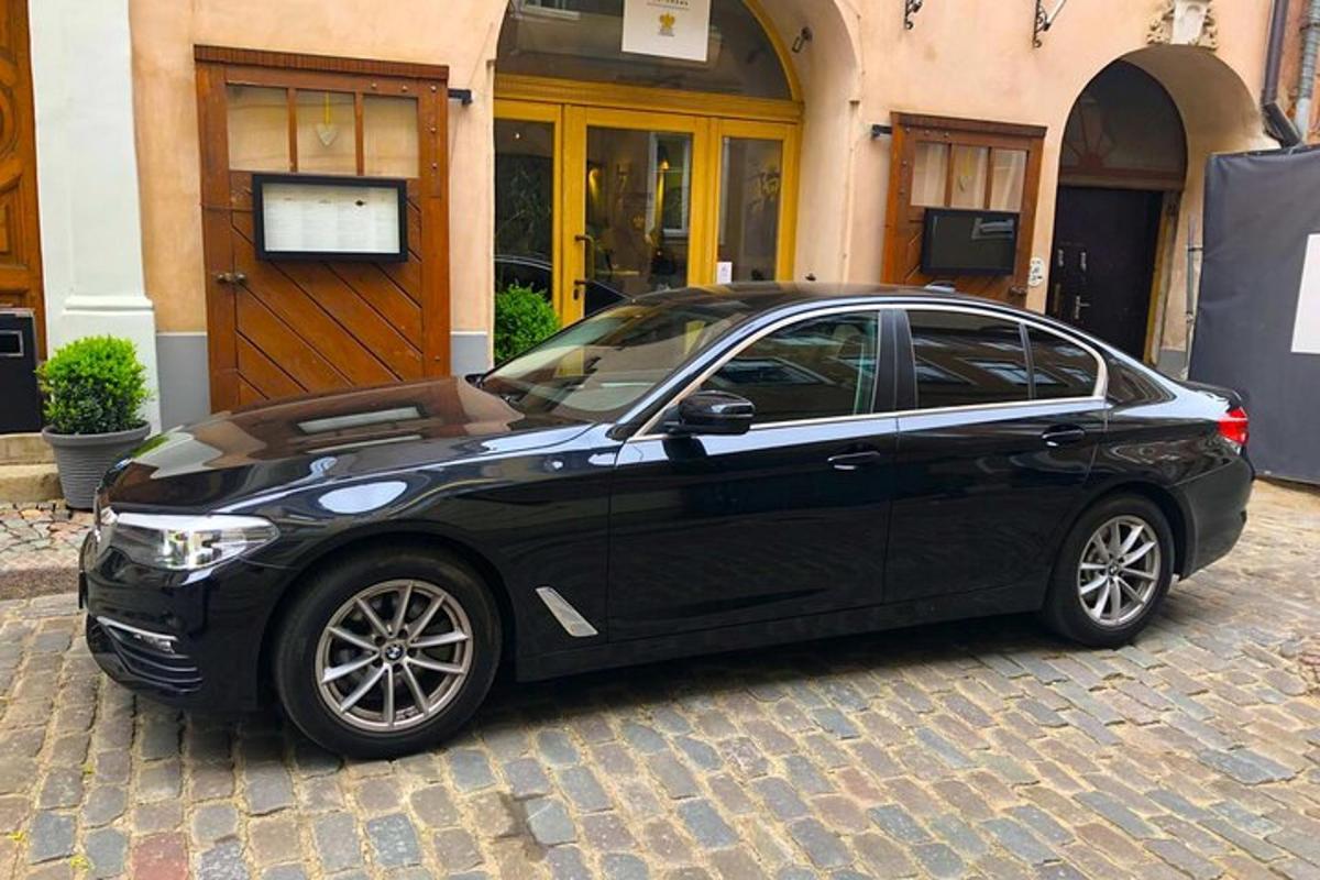 must auto pargitud hoone ette