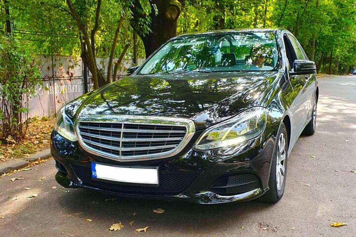 čierne auto zaparkované na kraji ulice