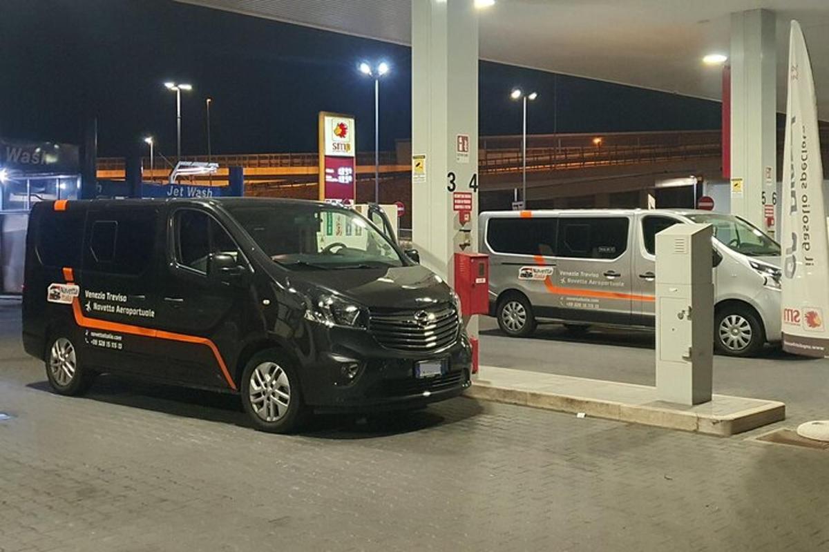 una furgoneta negra està aparcada en una gasolinera