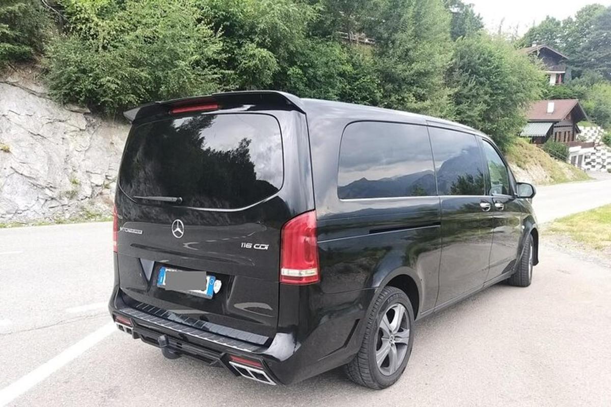sebuah van hitam diletakkan di tempat letak kereta