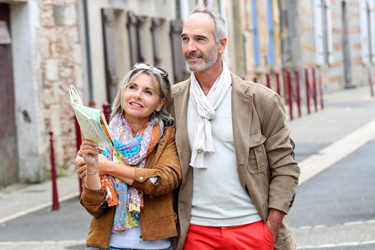 um homem e uma mulher caminhando por uma rua