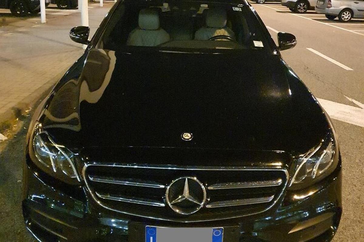 sebuah kereta mercedes benz diletakkan di sebatang jalan