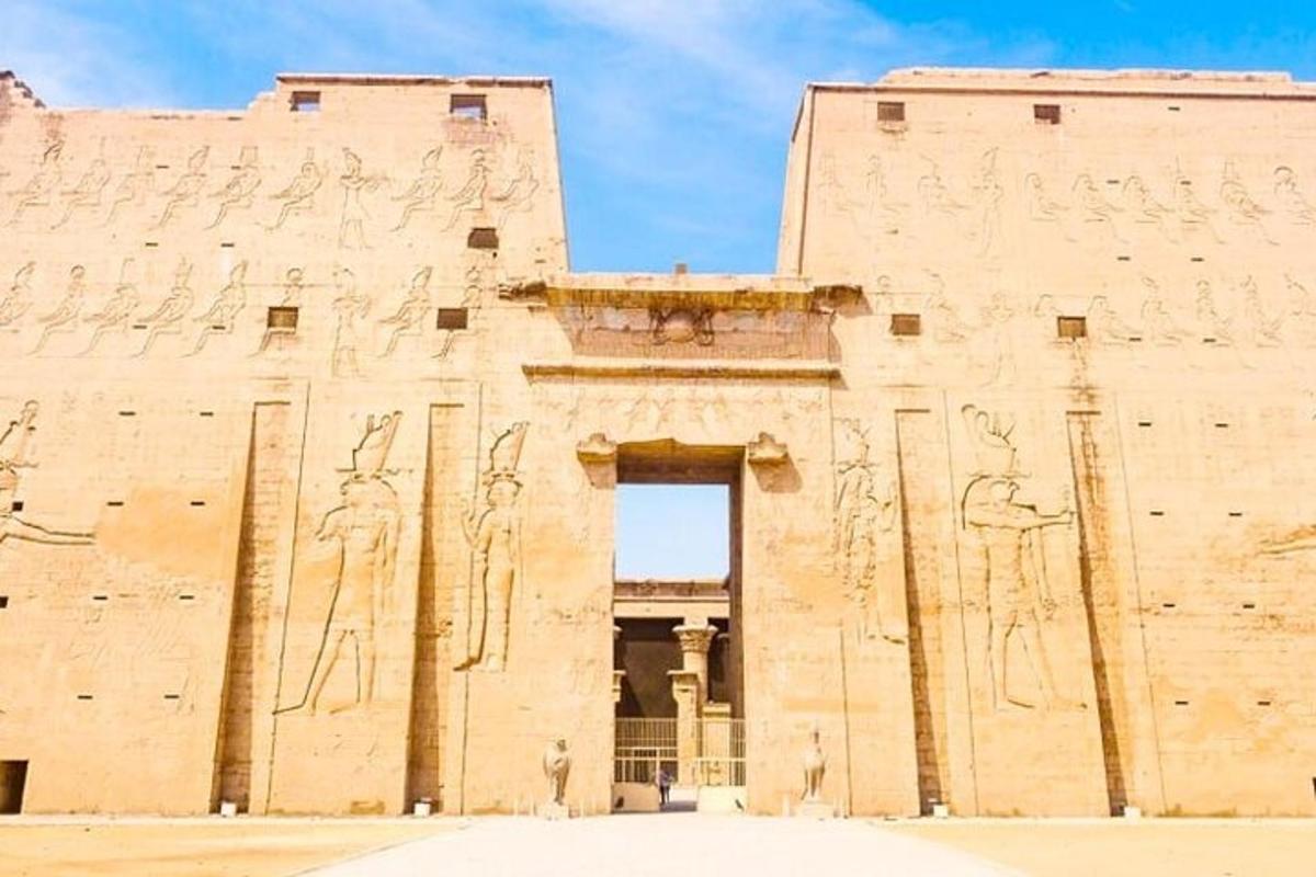 مبنى قديم عليه نقوش هيروغليفية