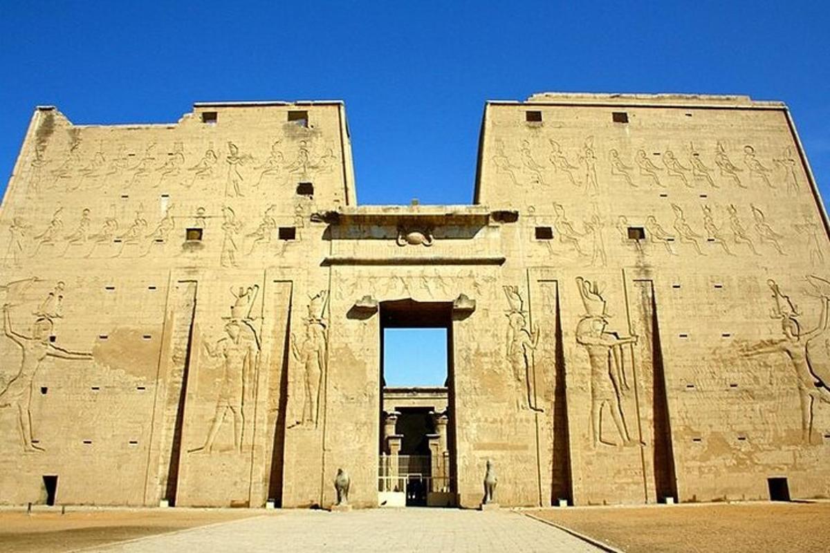 مبنى به نقوش بارزة على جانبه