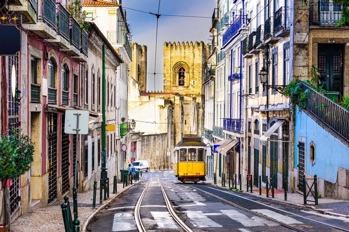 un tramvia groc en un carrer de la ciutat amb edificis