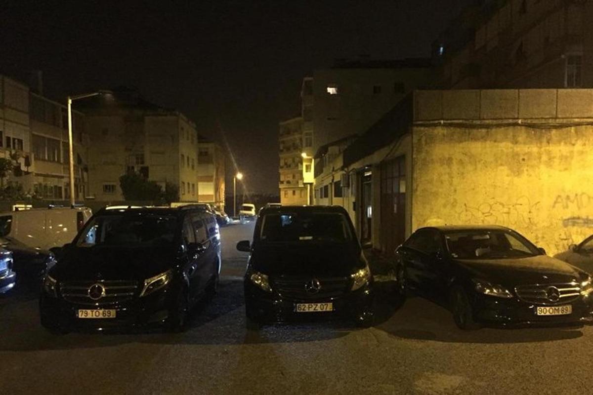 drei Autos auf einem Parkplatz in der Nacht geparkt
