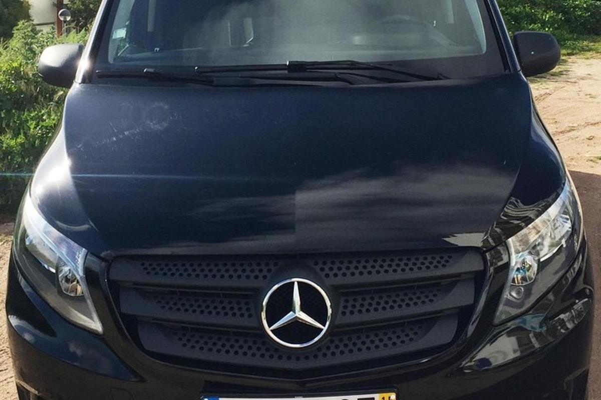 sissesõiduteele pargitud Mercedes-Benzi auto
