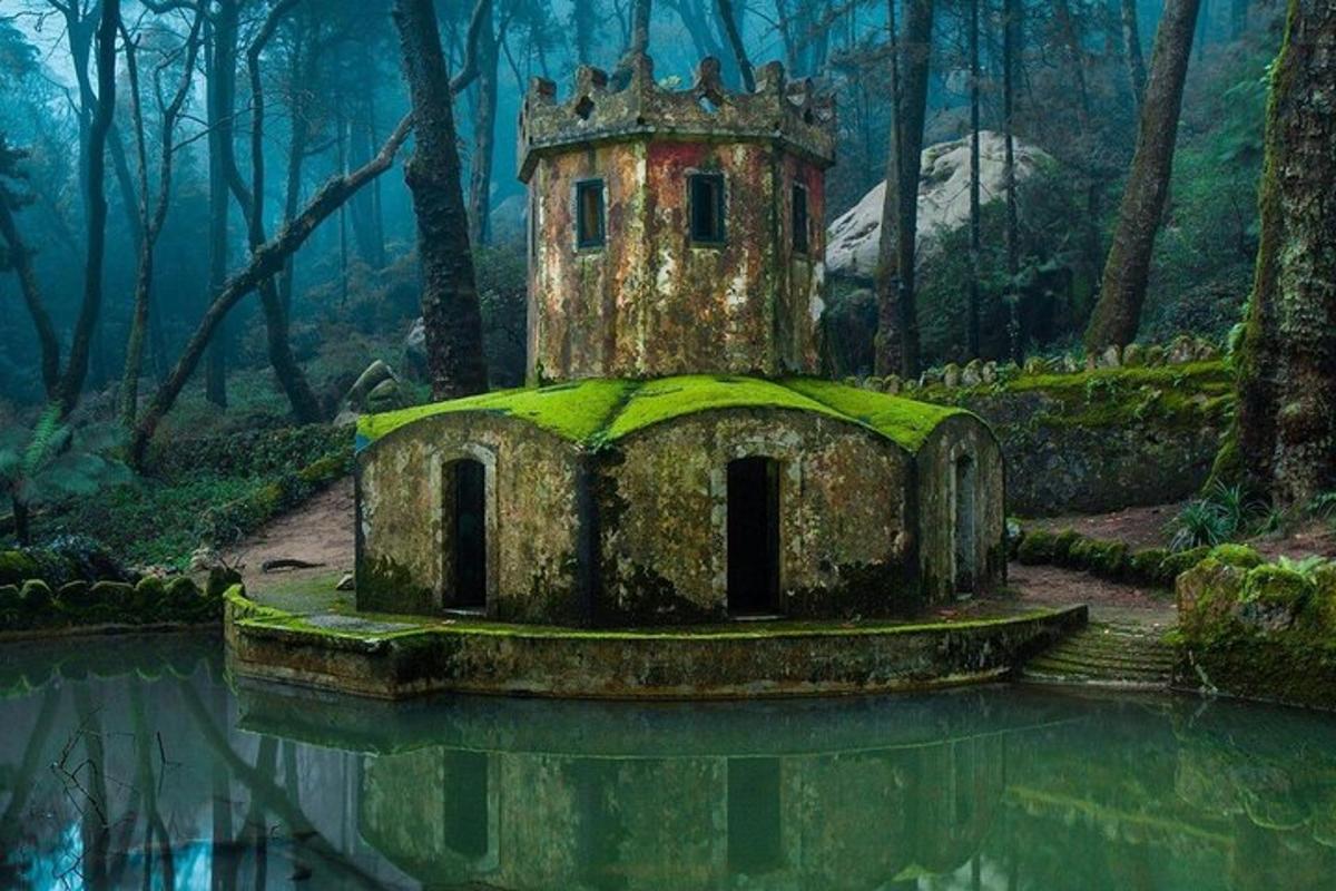 una casa vella amb una corona a sobre d'una massa d'aigua